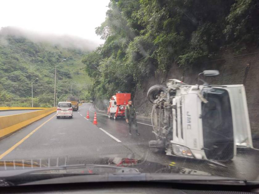 Accidente antes de llegar a Cisneros en el sentido Loboguerrero - Buenaventura, transitar con precaución 
